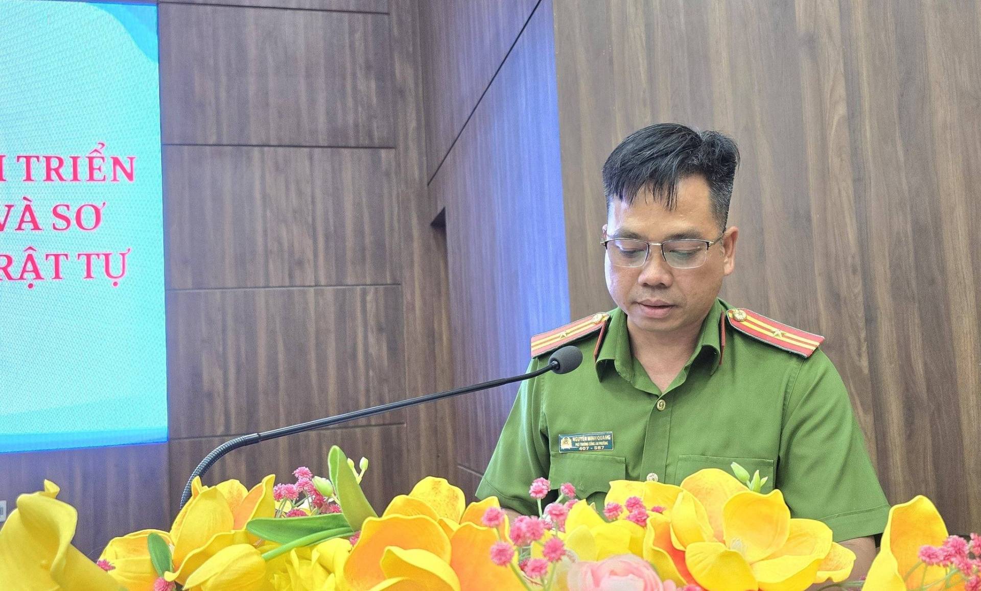 C&oacute; thể l&agrave; h&igrave;nh ảnh về c&aacute;i bục v&agrave; văn bản