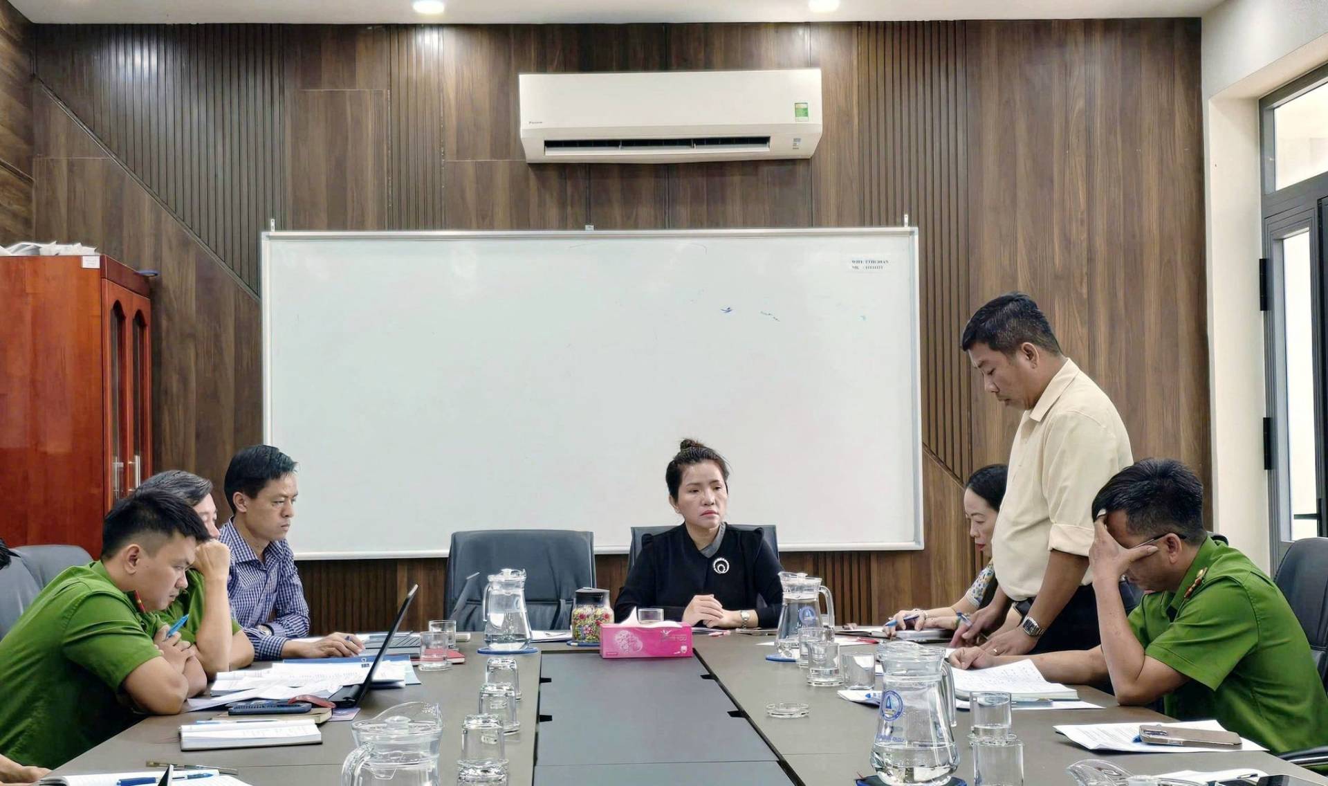 Có thể là hình ảnh về học tập, bàn và văn bản