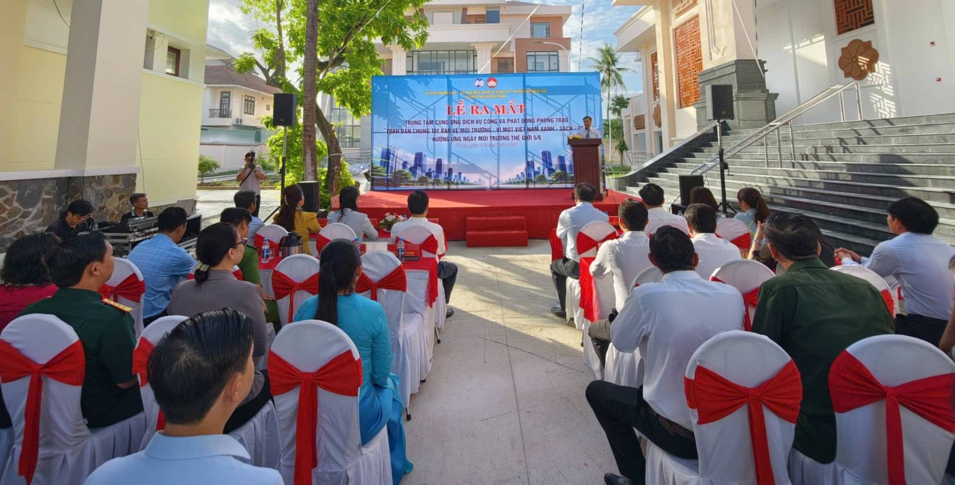 Có thể là hình ảnh về một hoặc nhiều người, loa, cái bục và văn bản