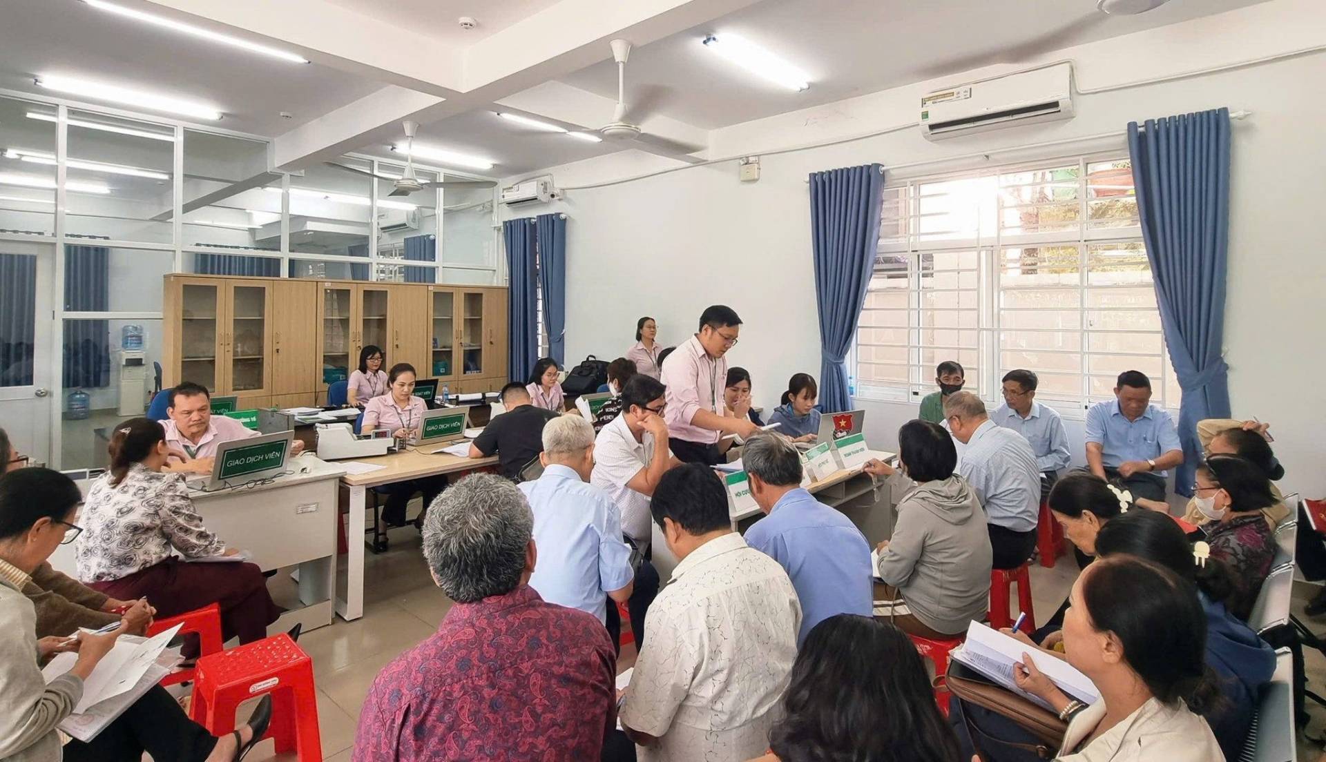 C&oacute; thể l&agrave; h&igrave;nh ảnh về một hoặc nhiều người v&agrave; mọi người đang học