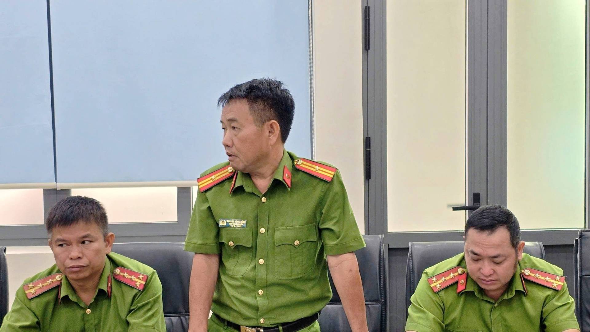 Có thể là hình ảnh về một hoặc nhiều người và văn bản