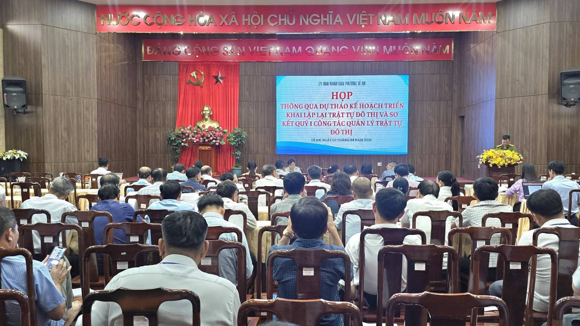 C&oacute; thể l&agrave; h&igrave;nh ảnh về một hoặc nhiều người, đền thờ, c&aacute;i bục v&agrave; văn bản