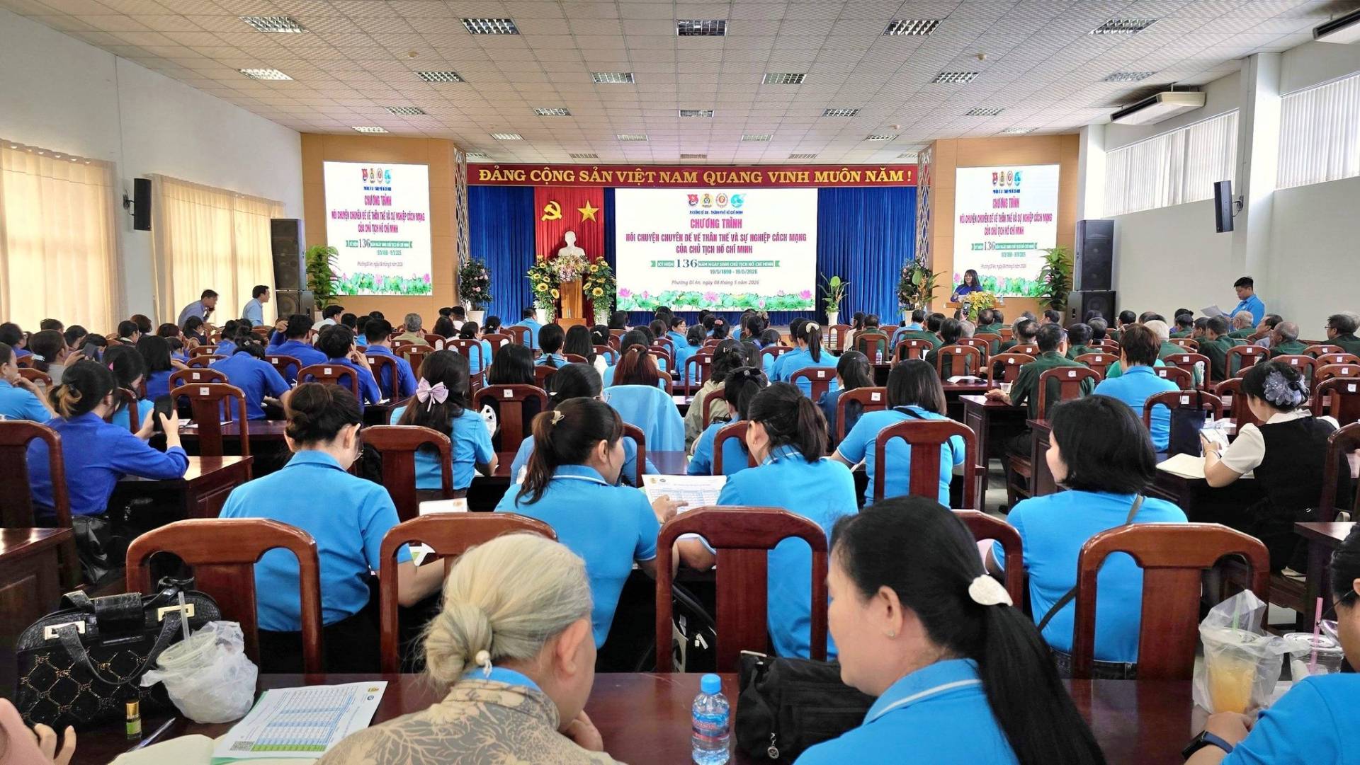 Có thể là hình ảnh về một hoặc nhiều người, mọi người đang học và văn bản