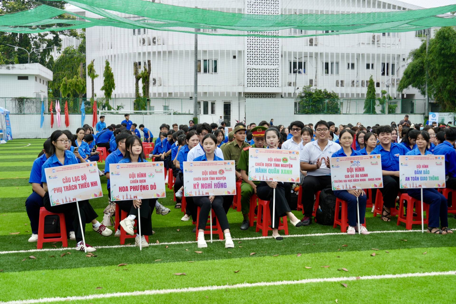 Có thể là hình ảnh về một hoặc nhiều người, mọi người đang chơi bóng đá, mọi người đang chơi bóng bầu dục, cỏ và văn bản cho biết 'たニ ته CÂU LẠCBỘ BỘ PHỤ TRẮCH ΗEυ HI 1 日番 مه 3٦ ĐOI HΪИH رن 9ن CHIỂN HOA PHƯỢNG ĐỎ ĐỘI HINH INCH NICH NGUYỆN HAMH QUẢN KANH ถนน સો CHIÊNDC T NGUTỆN KỲ NGHI HONG HINH ..8 NANA EVES 매래지당 38-HON TILn ĐAM AN TOÂN GIA THÔNG 0'