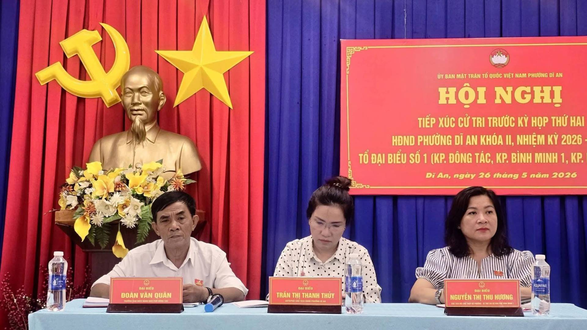 C&oacute; thể l&agrave; h&igrave;nh ảnh về một hoặc nhiều người v&agrave; văn bản cho biết 'BAN AN TR&Acirc;N QUỐC VIỆT ET NAM AN HỘI NGHỊ TIẾP X&Uacute;C CỬ TRI TRƯỚC KỲ HOP THỨ HAI HDND PHƯỜNG DĨ AN &Kappa;HOA Il, NHIỆM Ky 2026 TỔ ĐẠI BIẾU SỐ (KP. Đ&Ocirc;NG T&Aacute;C, KP. B&Igrave;NH MINH KP. Di An, ng&agrave;y 26 th&aacute;ng 5 năm 2026 DOANVANQUAN 南町0率1 DAIBIRU ー ĐOAN VAN QU&Acirc;N หมออง TR&Acirc;N THANH THỦY OEINE 본 Ca NGUY&Ecirc;NTHITHUHUƠNG ".." NGUYỄN ENTHI THI ITHU THU HƯƠNG " 천인씨사당'