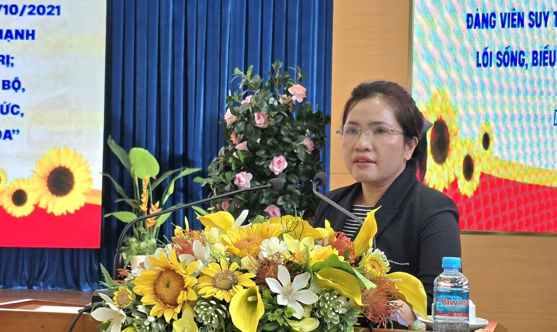 Có thể là hình ảnh về cái bục và văn bản cho biết '10/2021 ẠNH ર; BỘ, ỨC, A" ĐANG VIEN SUY LŐISỐNG,BI BIE BIWA BIWAS ASE 만는'