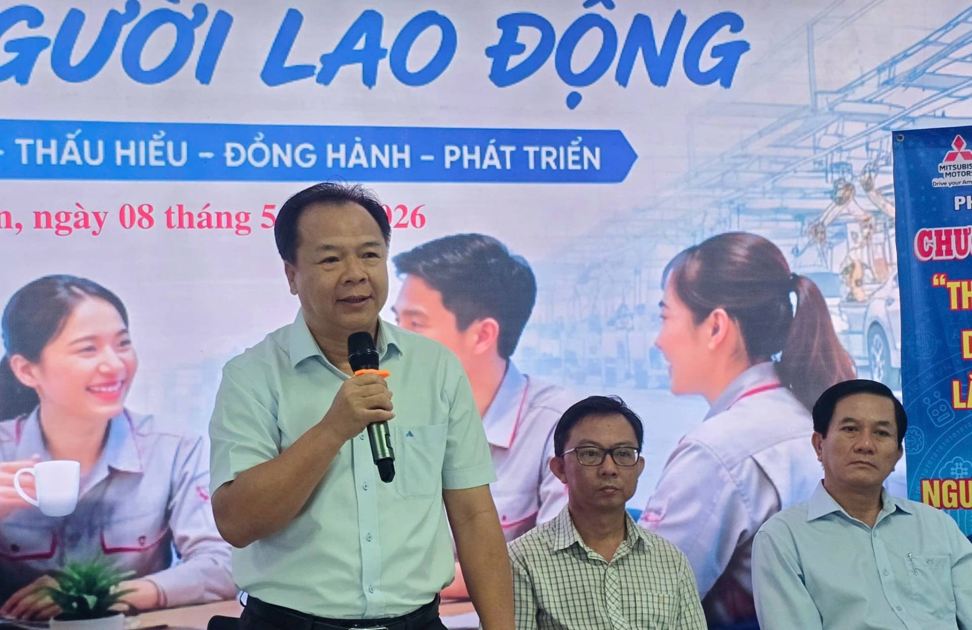 Có thể là hình ảnh về một hoặc nhiều người và văn bản cho biết 'LAO ĐỘNG THẤU HIỂU -ĐỔNG HÀNH- - PHÁT TRIỂN 1, ngày 08 tháng 5 26 MITSURIS CHU " "TP NG'