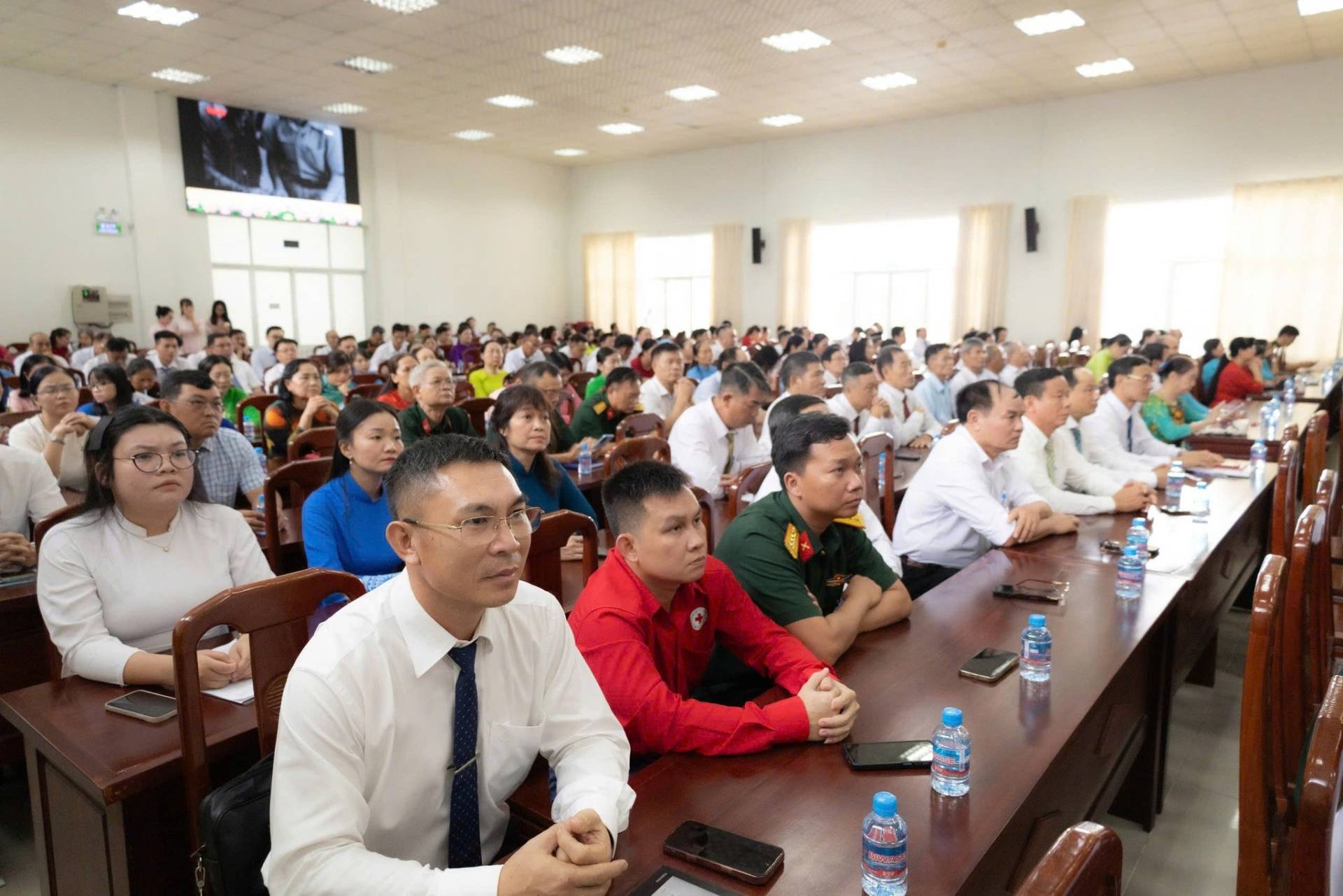 Có thể là hình ảnh về một hoặc nhiều người, mọi người đang học và văn bản