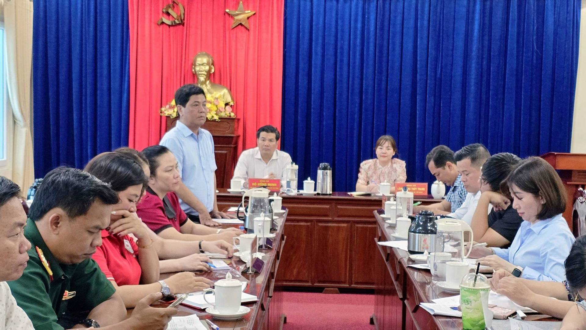 C&oacute; thể l&agrave; h&igrave;nh ảnh về một hoặc nhiều người, mọi người đang học, b&agrave;n v&agrave; văn bản