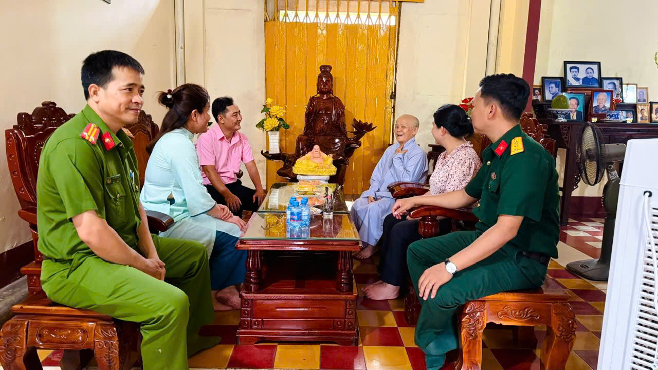 Có thể là hình ảnh về một hoặc nhiều người và văn bản