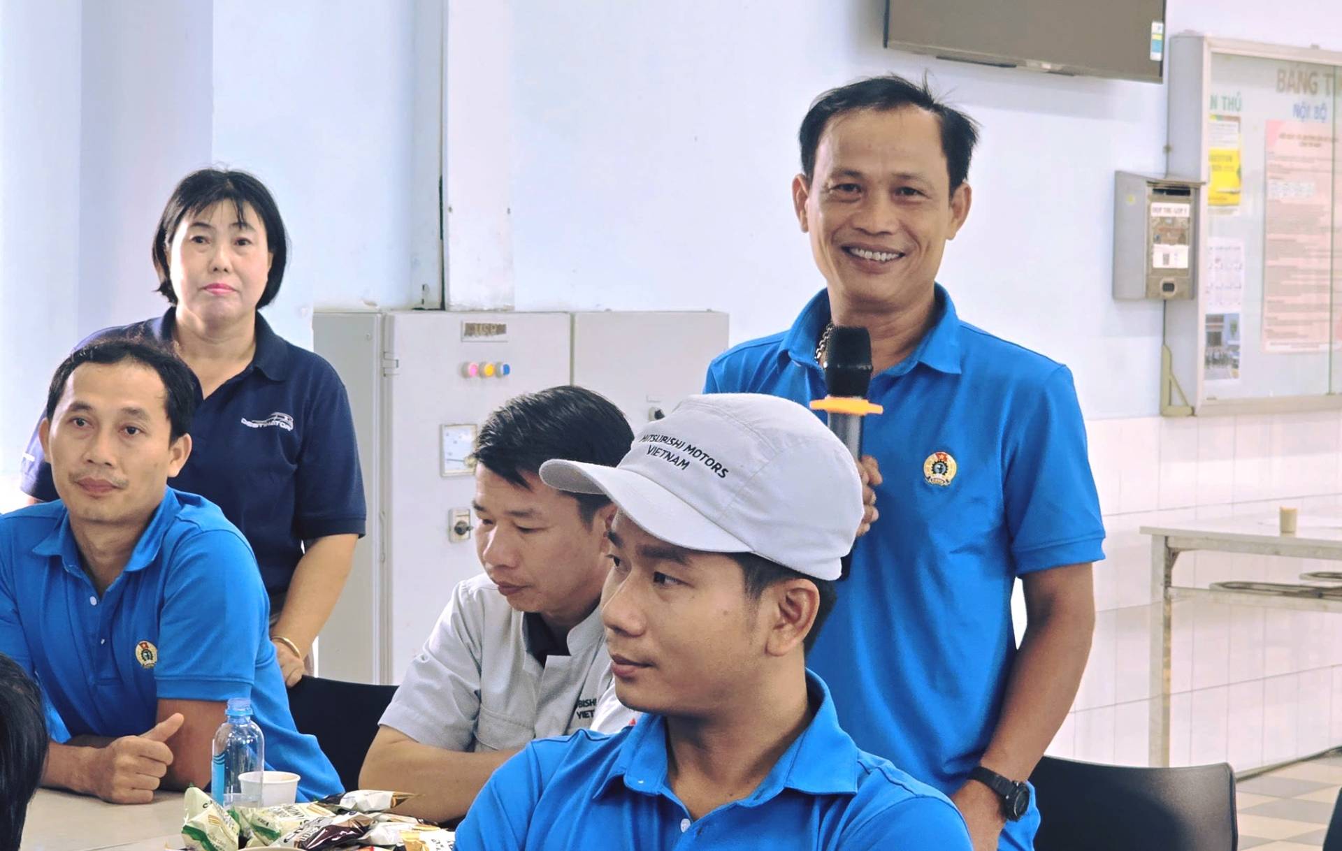 Có thể là hình ảnh về một hoặc nhiều người và văn bản