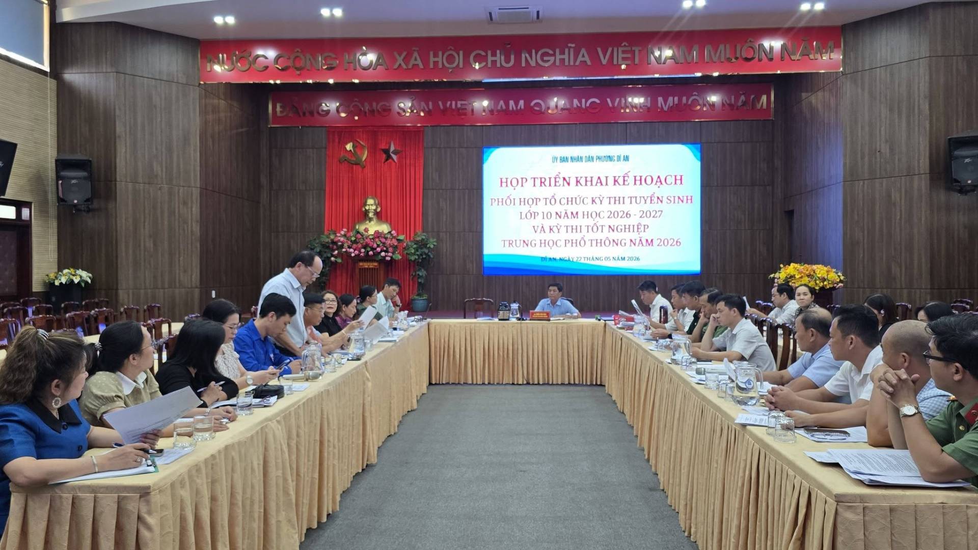 Có thể là hình ảnh về một hoặc nhiều người, mọi người đang học, cái bục và văn bản