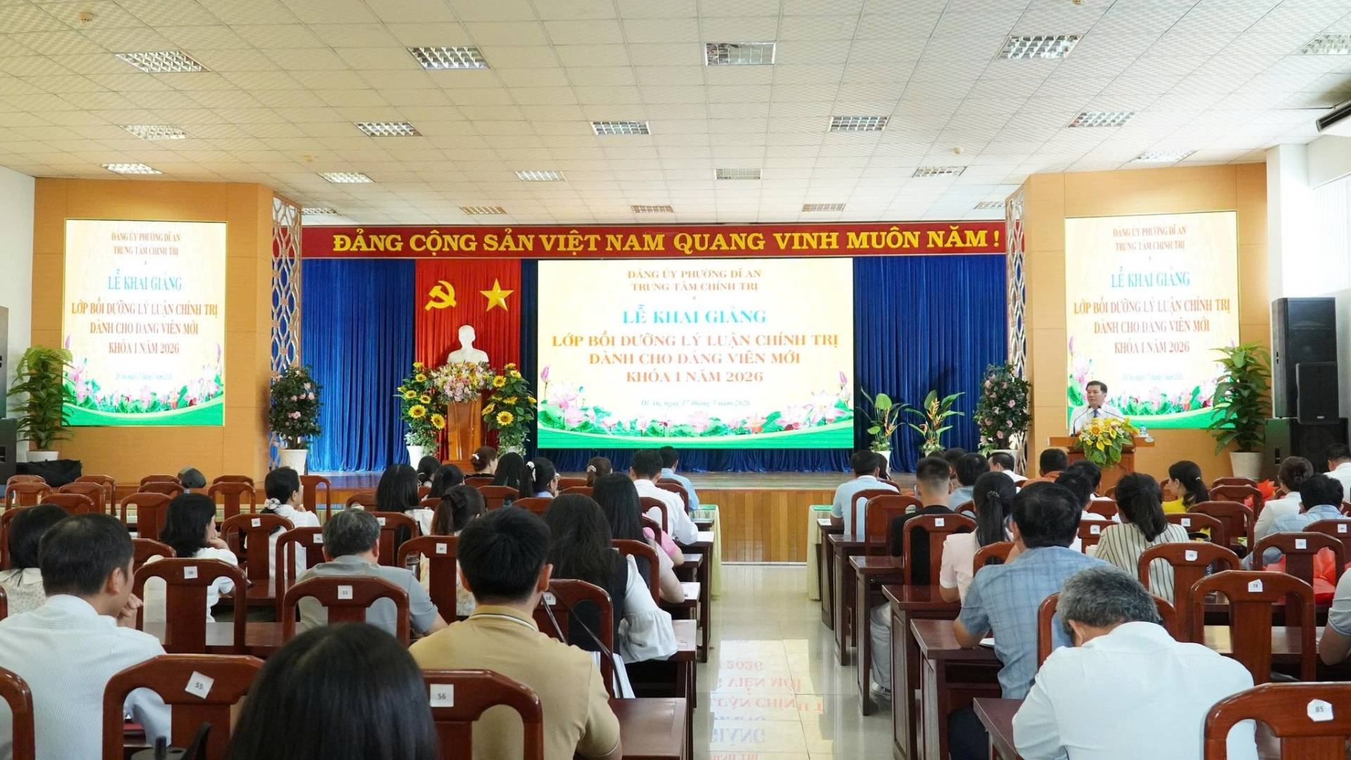 Có thể là hình ảnh về một hoặc nhiều người, mọi người đang học, cái bục và văn bản