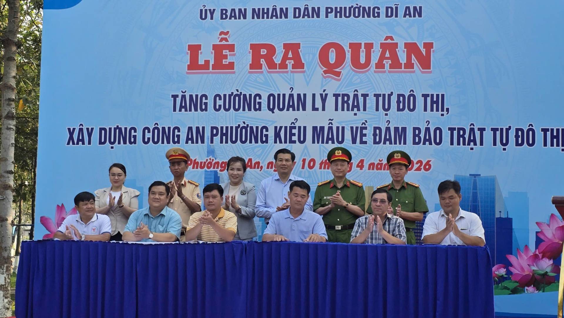 C&oacute; thể l&agrave; h&igrave;nh ảnh về văn bản cho biết 'ỦY BAN NH&Acirc;N D&Acirc;N PHƯỜNG DĨ AN LỄ RA QU&Acirc;N TĂNG CƯỜNG QUẢN L&Yacute; TRẬT TỰ Đ&Ocirc; THỊ, X&Acirc;Y DỰNG C&Ocirc;NG AN PHƯỜNG KIỂU MẪU VỀ ĐẢM BẢO TRẬT TỰ TỰĐ&Ocirc; Đ&Ocirc; TH Phưởng An, 10'