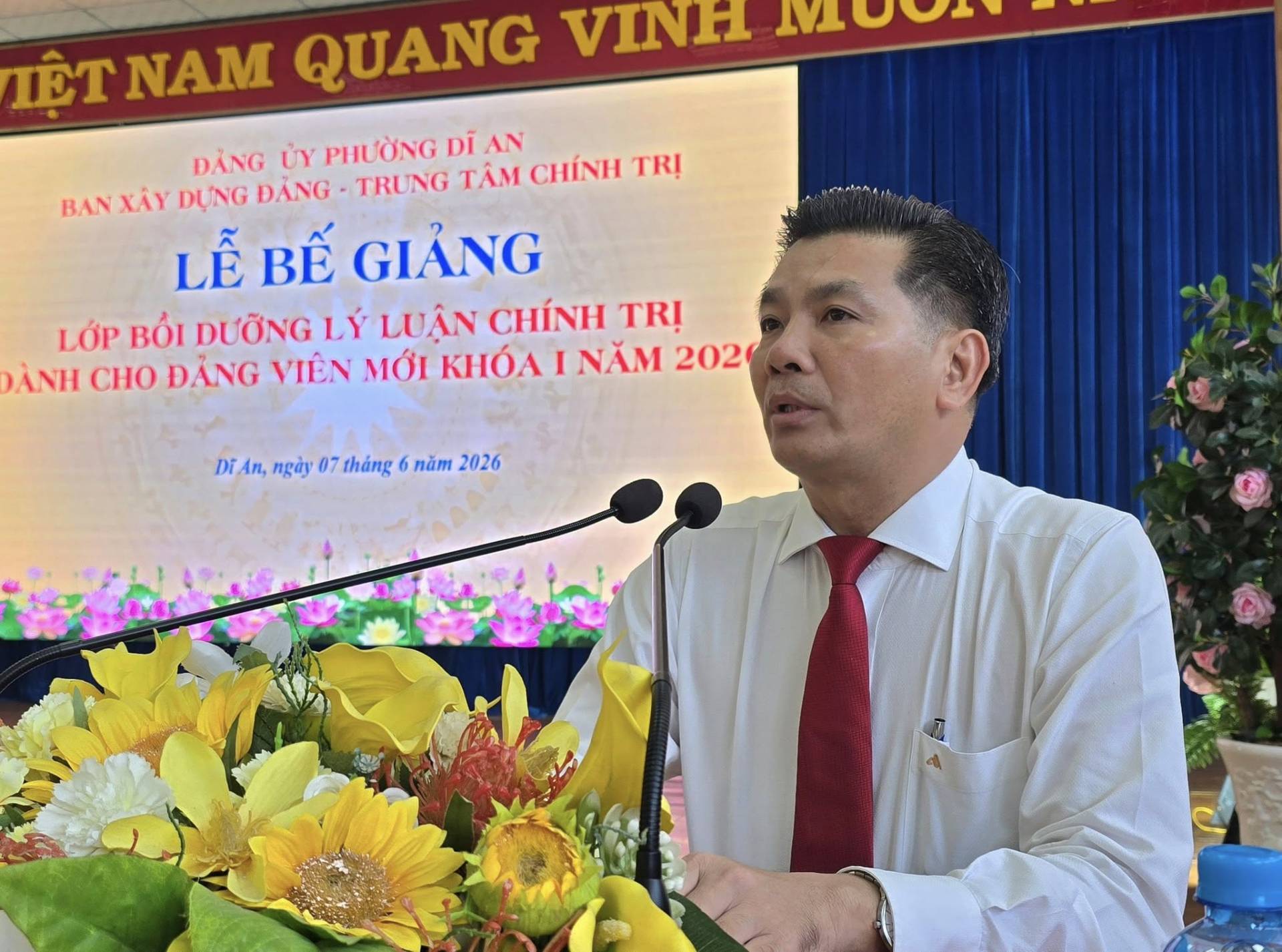 Có thể là hình ảnh về văn bản cho biết 'IỆT NAM QUANG VINH TTA DÀNG ان PHƯỜNG Di AN BAN XÂY DỤNG DANG- TRUNG TẨM CHÍNH TRỊ LỄ BẾ GIẢNG LỚP BỒI DU DƯỠNG LÝ LU ÂN CHÍNH TRỊ ÀNH CHO ĐẮNG VIÊN MỚI KHOЛ INĂM 202 건서작는 DI Dr.An,ngijy07tháng6nàm2026 An, ngày 07 tháng 6 nàm 2026'