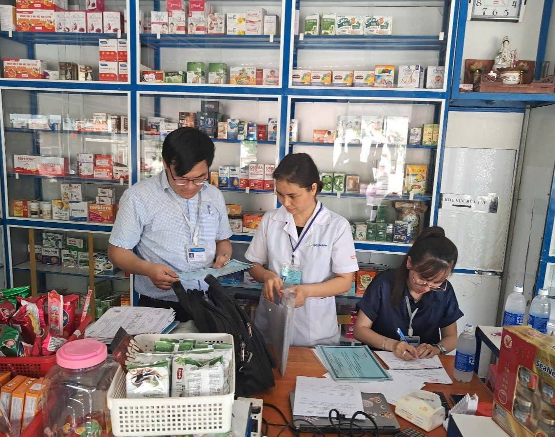 Có thể là hình ảnh về một hoặc nhiều người, mọi người đang học, bệnh viện và văn bản