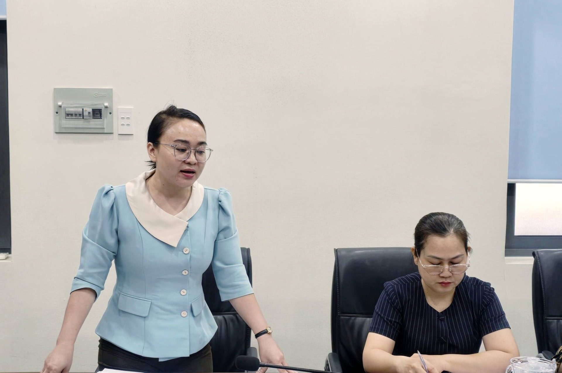 C&oacute; thể l&agrave; h&igrave;nh ảnh về một hoặc nhiều người v&agrave; mọi người đang học