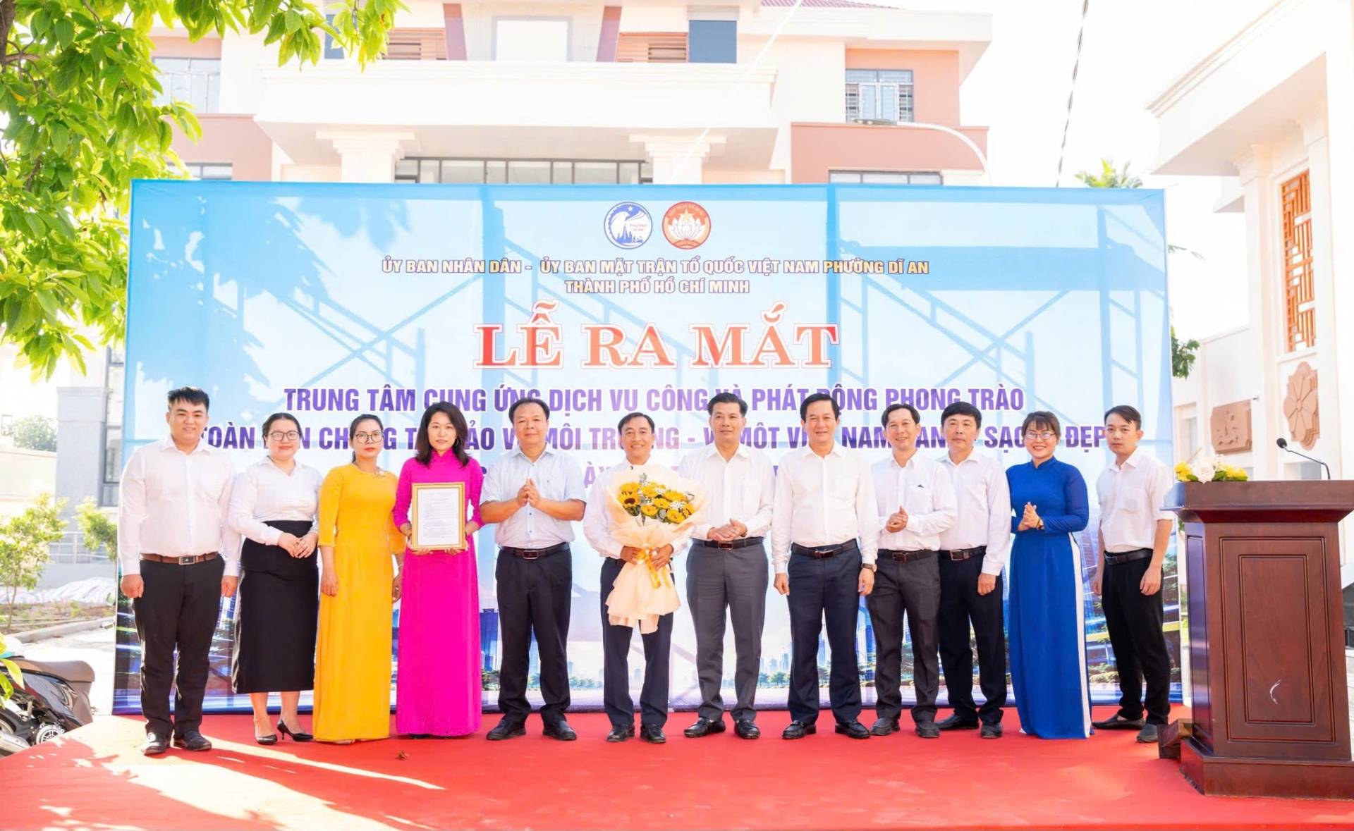Có thể là hình ảnh về một hoặc nhiều người, cái bục và văn bản cho biết 'AN ÜYBANNHÄNDĂN UYBAN MẶT TRĂN TOI VIỆT NAM PHƯỠNG THÂNHPP MINH LÊ RA MẶT TRUNG TÂM CUNG បរា ÜUDICH DỊCH VU CÔNG PHÁ PHÁTỘNG ÔNG PHONGTRÀO OÀN វ CHOSGT GT CH ẢOV ẢO MÔI TR G MỘT.VI NAM AN SAG ill ĐẸP'