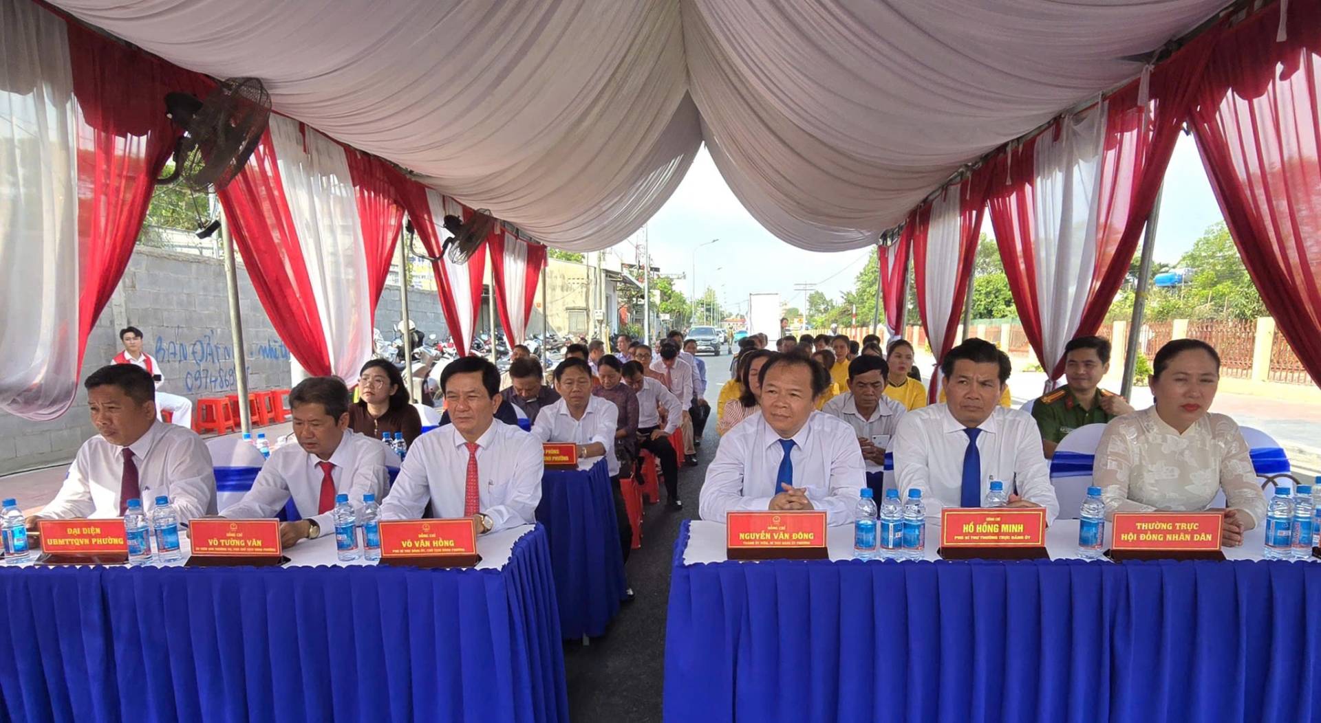 C&oacute; thể l&agrave; h&igrave;nh ảnh về c&aacute;i bục v&agrave; văn bản
