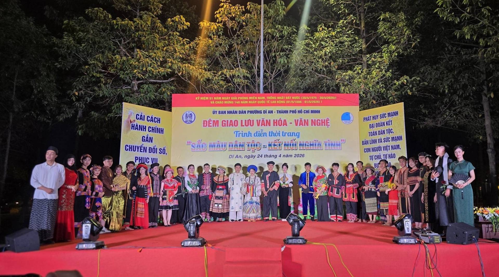 Có thể là hình ảnh về một hoặc nhiều người, cái bục và văn bản cho biết 'Kr MỆN BONG TEAVI9TS 3림시산(02센1! មាយ CẢI CÁCH HÀNH HANHCHÍNH CHÍNH GẤN CHUYỂN CHUYỂNĐISÓ. ĐỔISŐ, PHUC VIL HÂND DAN PHƯỞNG THAMNA PHỐH HOHOC MINH ĐÊM GIAO LƯU VĂN HÓA VĂN NGHỆ Trình diễn thời trang "sue គង់ច DẦN T0S Her น๊ NGHIA TINH" DiAn ny'y 24 tháng naT 2026 PHATHUI SÚC SÙC UCMANH ม.00 TOÀMDÂNTỘC. BAUKHT İMLIKHTÁSUCAN MẠNH O6O couA VIỆT AM, TỰCHÚ.TUHA HAO TỰCHU JECIES 一月味'