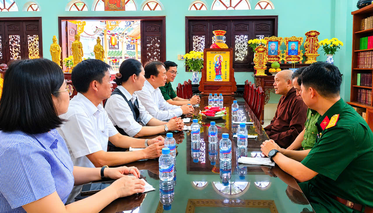 Có thể là hình ảnh về một hoặc nhiều người, bàn và văn bản