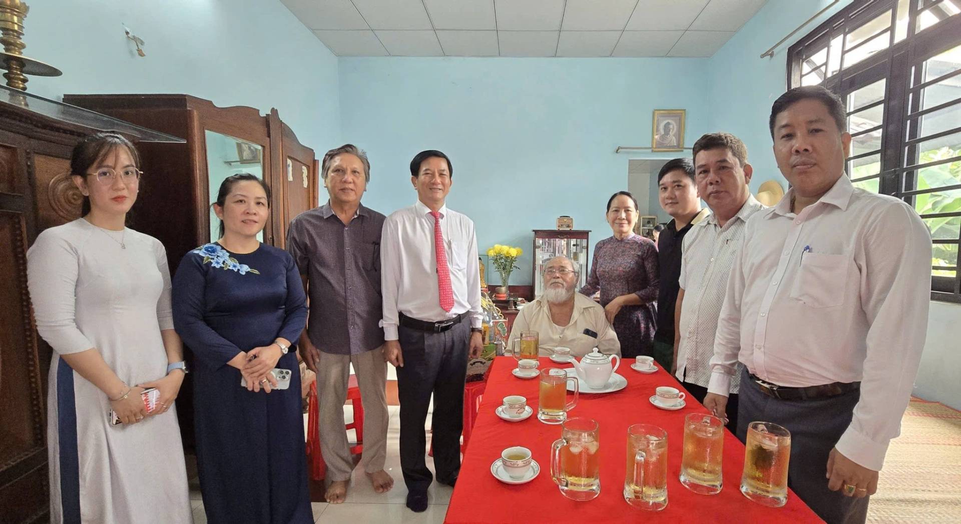 C&oacute; thể l&agrave; h&igrave;nh ảnh về một hoặc nhiều người, đền thờ v&agrave; văn bản