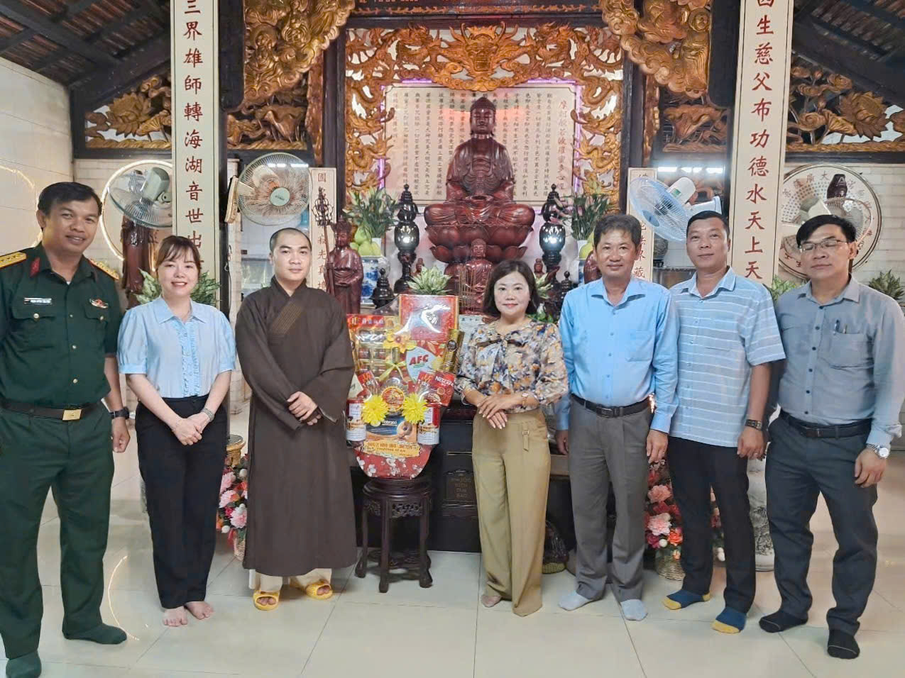 Có thể là hình ảnh về đền thờ và văn bản cho biết '三 界 雄 師 音 世 生 慈 父 布 功 德 天 上 と。 水 天'