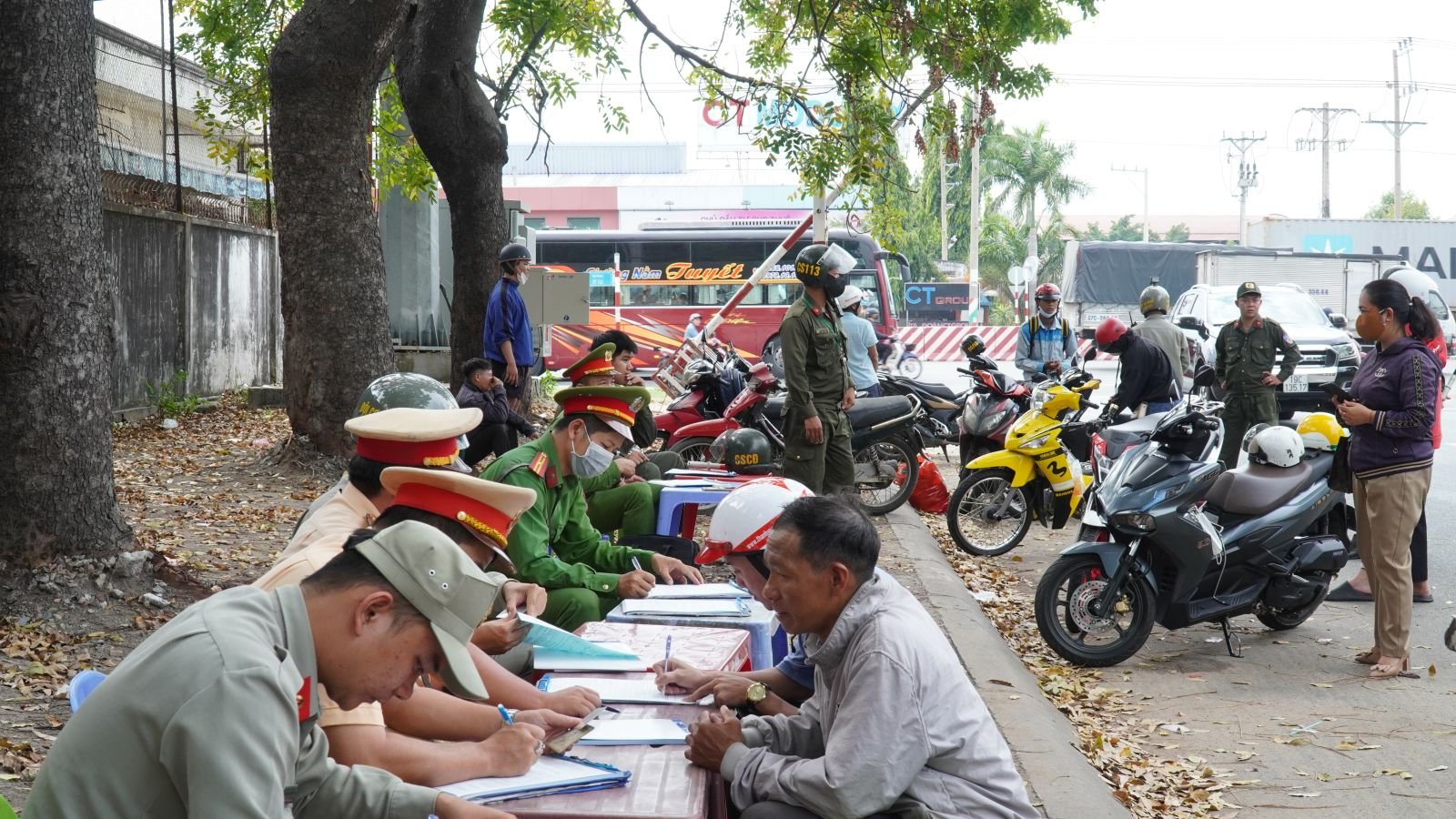 Công an Phường Dĩ An tập trung xử 6 nhóm vi phạm để đảm bảo ATGT