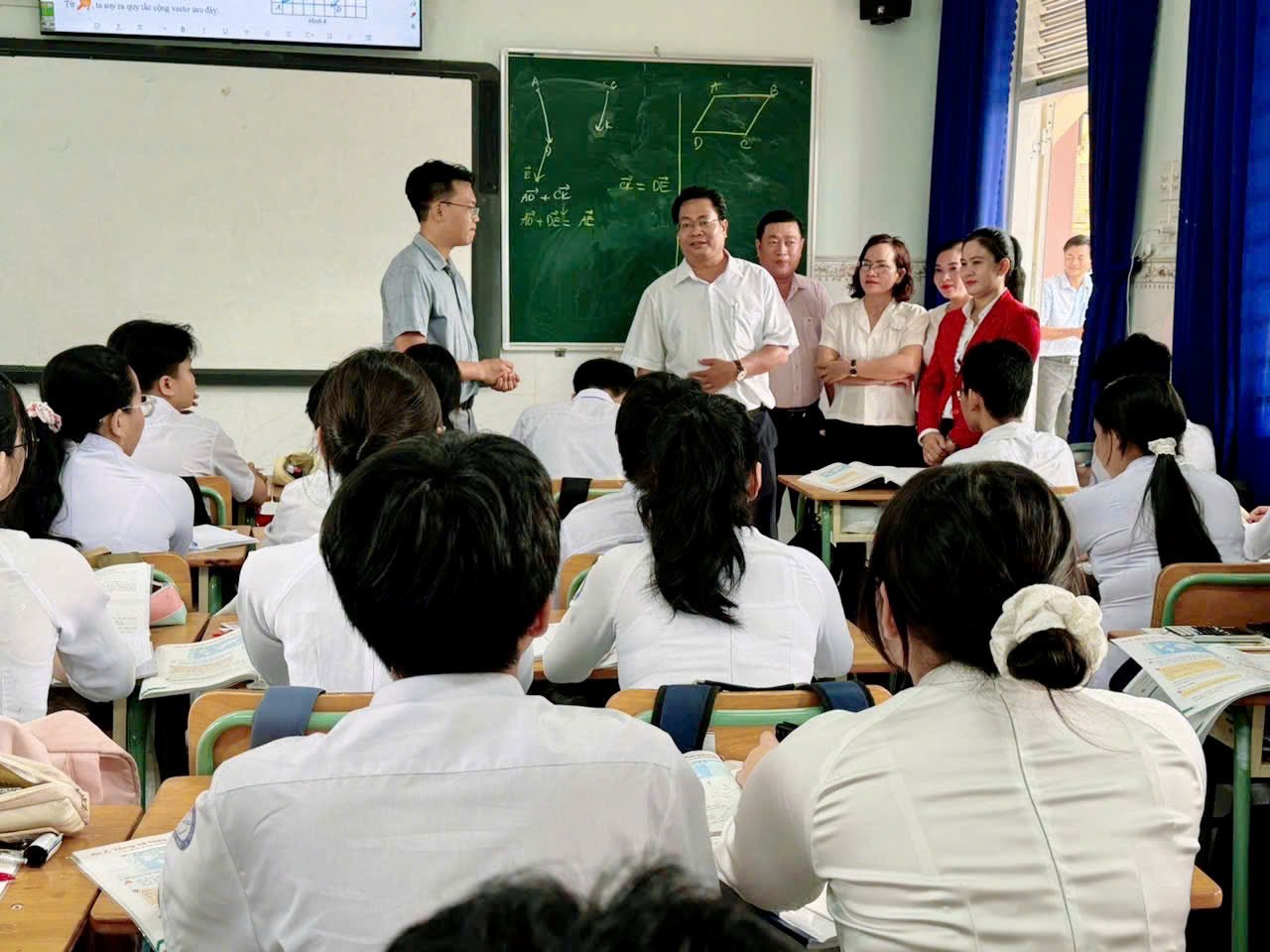 THƯỜNG TRỰC ĐẢNG ỦY PHƯỜNG LÀM VIỆC TẠI CHI BỘ TRƯỜNG THPT TRỊNH HOÀI ĐỨC