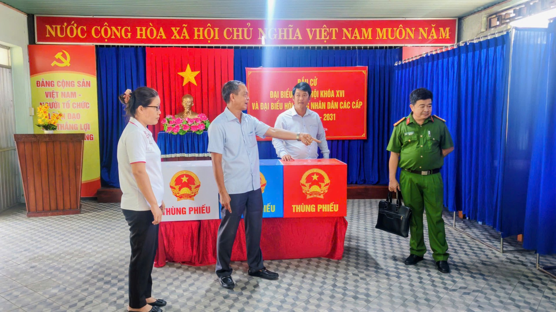 LÃNH ĐẠO PHƯỜNG THUẬN AN ĐÃ ĐI KIỂM TRA CÁC ĐỊA ĐIỂM BẦU CỬ TRÊN ĐỊA BÀN