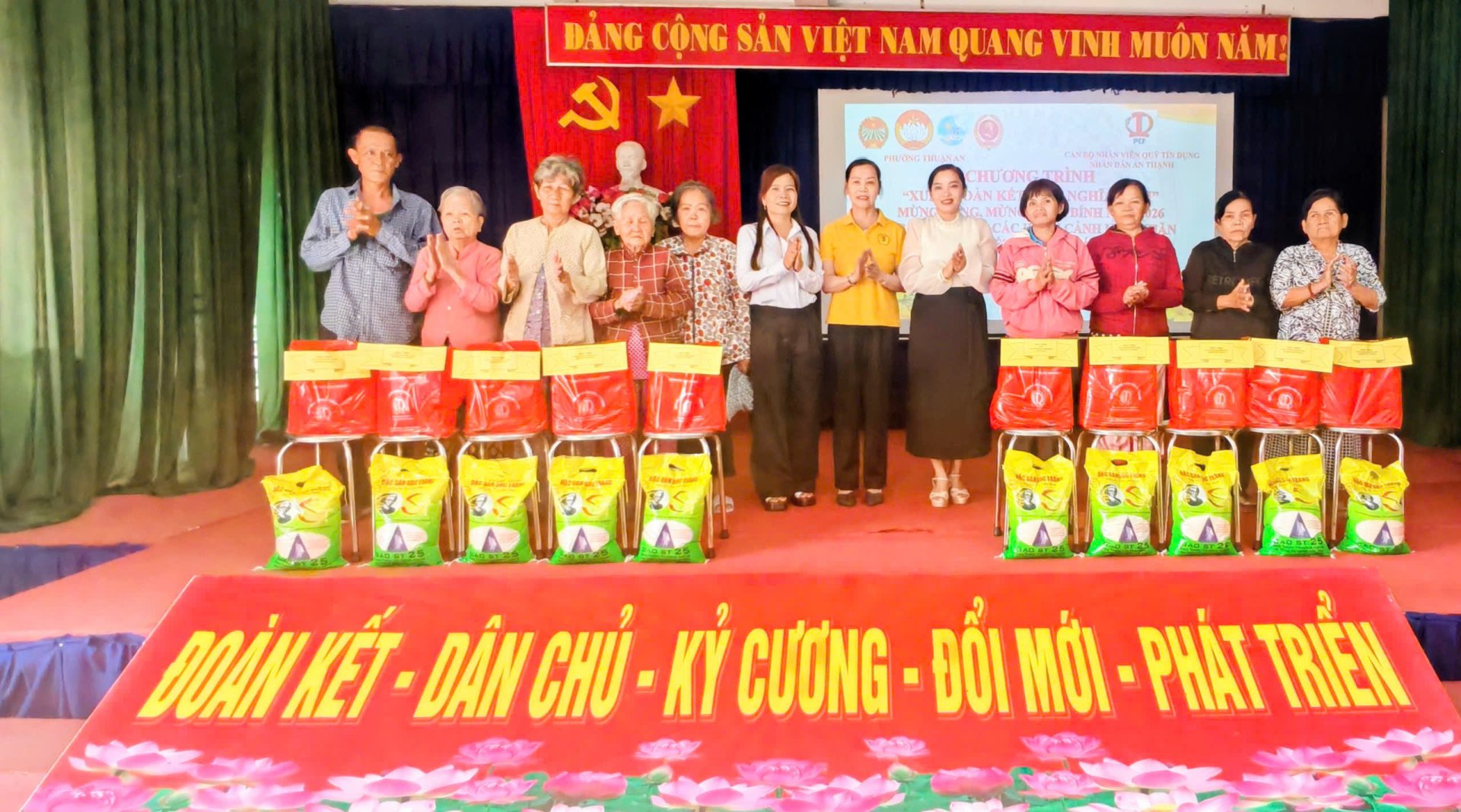 QUỸ TÍN DỤNG NHÂN DÂN AN THẠNH TRAO TẶNG 110 PHẦN QUÀ ĐẾN NGƯỜI CÓ HOÀN CẢNH KHÓ KHĂN TRÊN ĐỊA BÀN