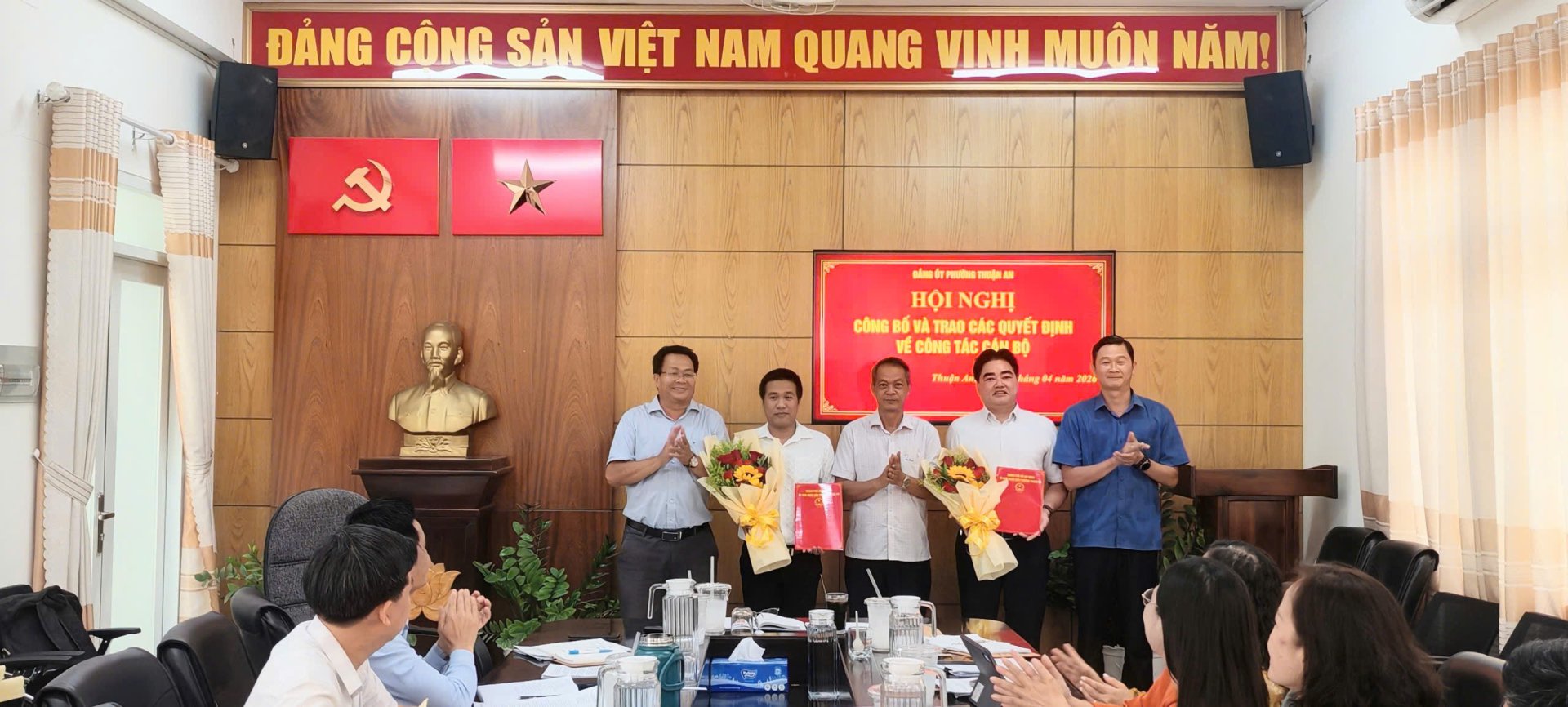 HỘI NGHỊ CÔNG BỐ VÀ TRAO QUYẾT ĐỊNH CÔNG TÁC CÁN BỘ