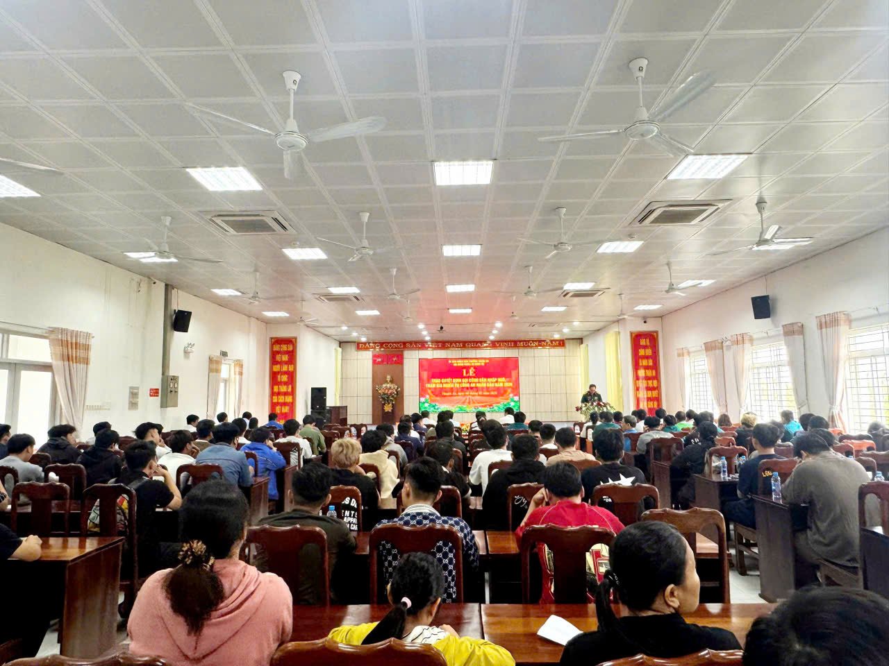 HỘI ĐỒNG NGHĨA VỤ QUÂN SỰ PHƯỜNG THUẬN AN TỔ CHỨC TRAO QUYẾT ĐỊNH GỌI CÔNG DÂN NHẬP NGŨ NĂM 2026