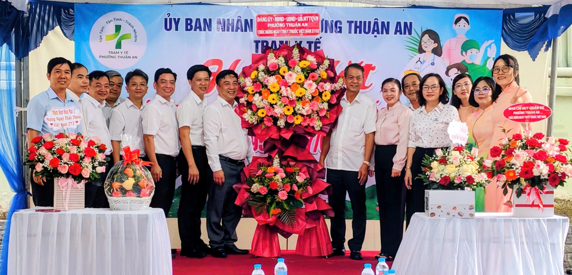 PHƯỜNG THUẬN AN: THĂM TẶNG HOA CHÚC MỪNG TRẠM Y TẾ PHƯỜNG NHÂN KỶ NIÊM NGÀY THẦY THUỐC VIỆT NAM 27/2