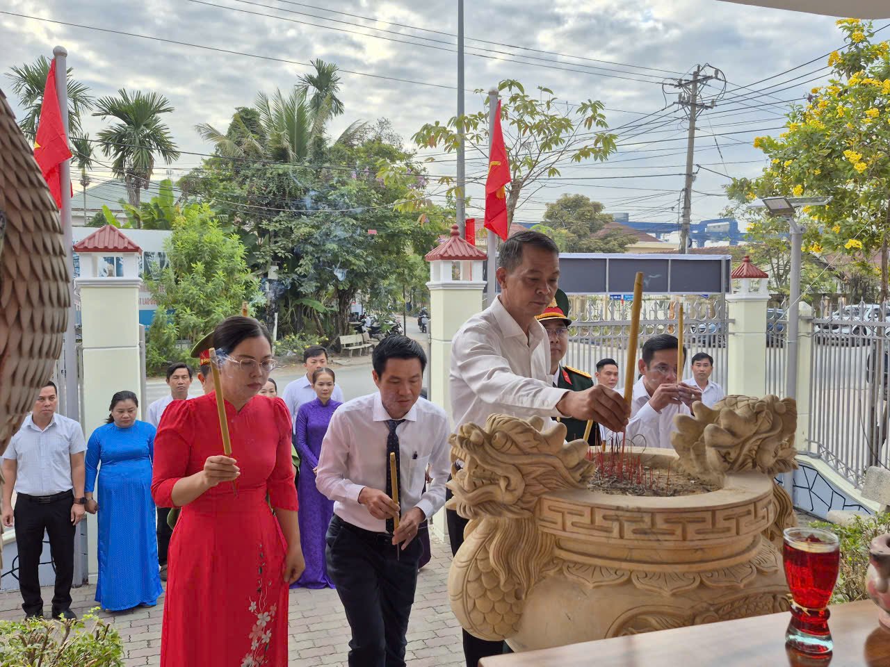 VIẾNG, DÂNG HƯƠNG, DÂNG HOA NHÀ BIA GHI DANH LIỆT SỸ