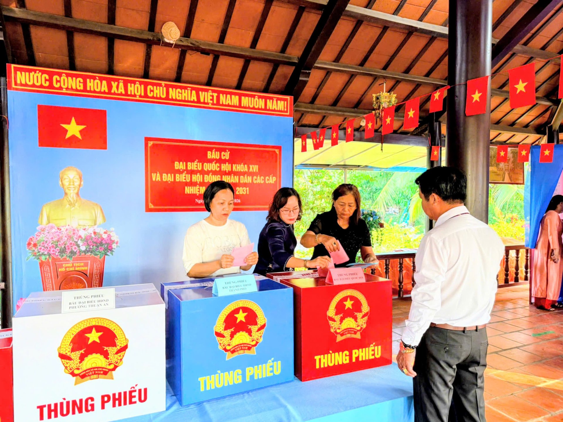 CỬ TRI HĂNG HÁI, PHẤN KHỞI ĐI BẦU CỬ BẦU CỬ ĐẠI BIỂU QUỐC HỘI KHÓA XVI VÀ ĐẠI BIỂU HĐND CÁC CẤP NHIỆM KỲ 2026-2031