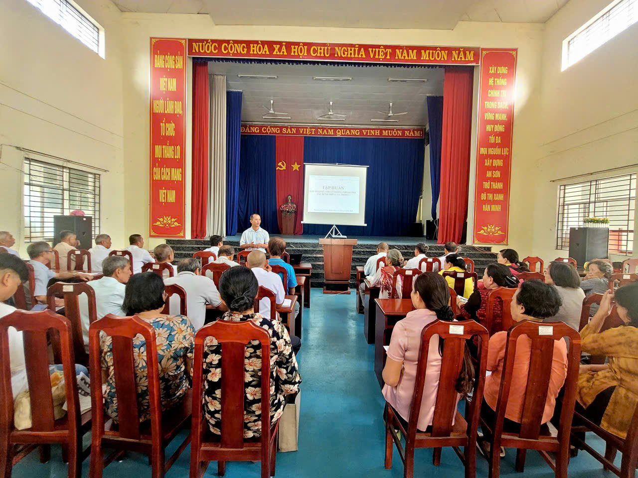 CHI CỤC TRỒNG TRỌT VÀ BẢO VỆ THỰC VẬT THÀNH PHỐ HỒ CHÍ MINH PHỐI HỢP VỚI HỘI NÔNG DÂN PHƯỜNG THUẬN AN TỔ CHỨC LỚP TẬP HUẤN KỸ THUẬT TRỒNG VÀ CHĂM SÓC CÂY MĂNG CỤT.