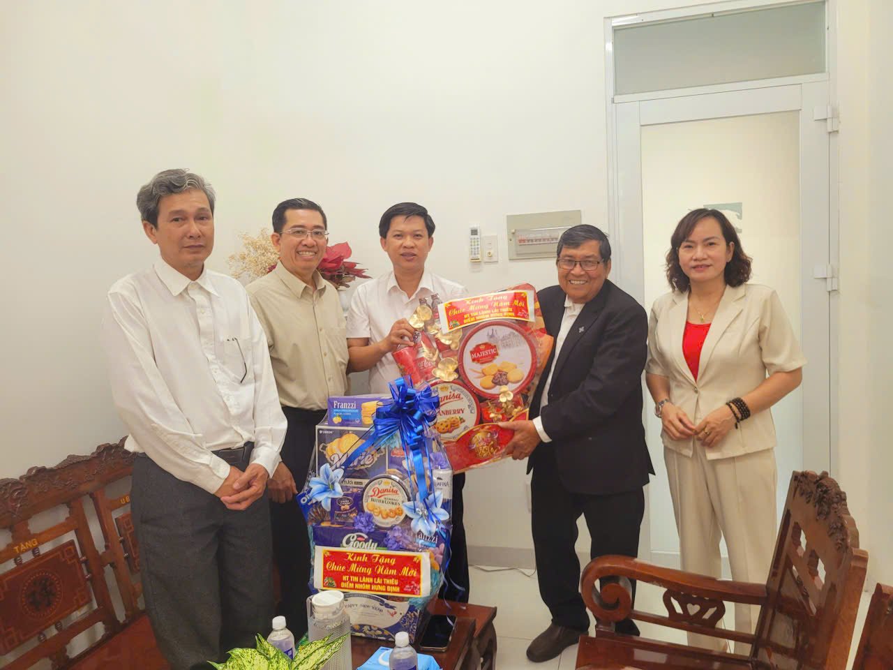 LÃNH ĐẠO ĐẢNG ỦY - HĐND - UBND - UB MTTQ VIỆT NAM PHƯỜNG THUẬN AN TIẾP ĐOÀN HỘI THÁNH TIN LÀNH LÁI THIÊU - ĐIỂM NHÓM HƯNG ĐỊNH ĐẾN THĂM VÀ CHÚC TẾT LÃNH ĐẠO PHƯỜNG THUẬN AN.