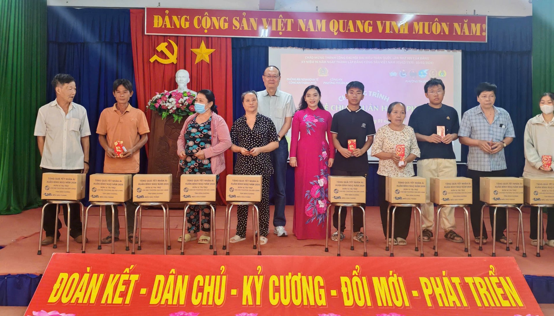 TRAO TẶNG 100 PHẦN QUÀ TẾT ĐẾN CÁC HỘ GIA ĐÌNH CÓ HOÀN CẢNH KHÓ KHĂN