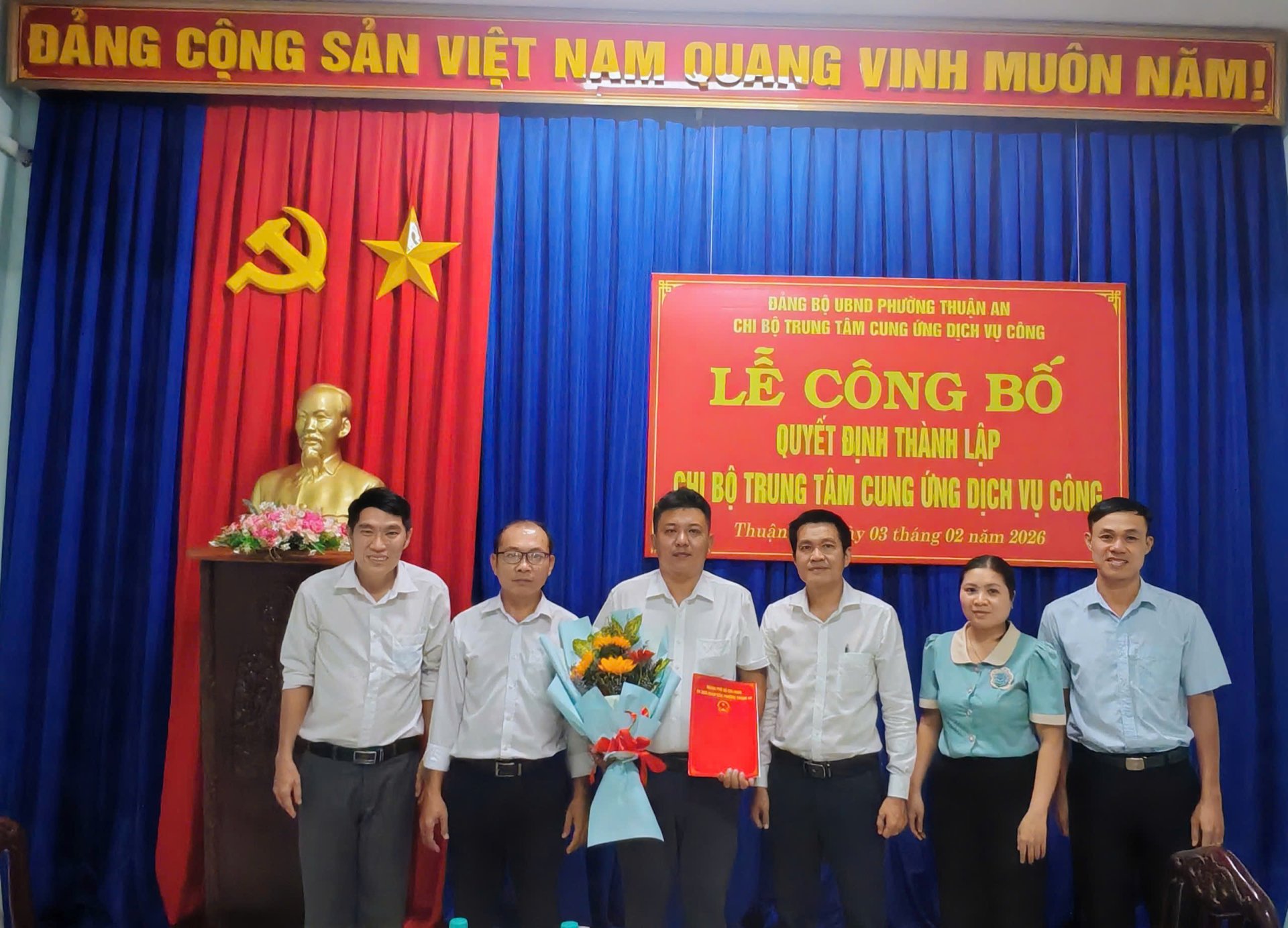 LỄ CÔNG BỐ QUYẾT ĐỊNH THÀNH LẬP CHI BỘ TRUNG TÂM CUNG ỨNG DỊCH VỤ CÔNG