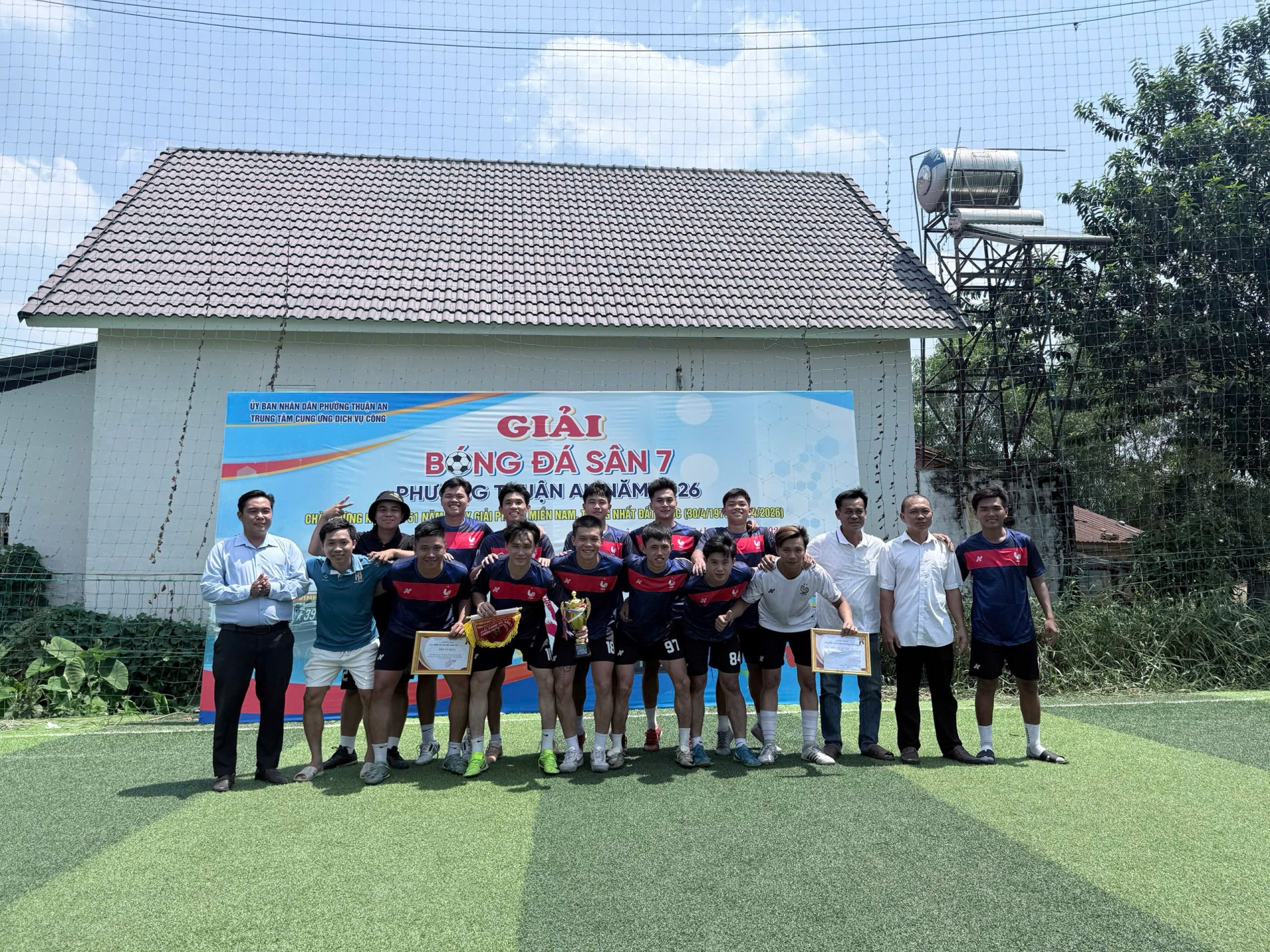 CÂU LẠC BỘ BÓNG ĐÁ HƯNG THỌ ĐĂNG QUANG NGÔI VÔ ĐỊCH GIẢI BÓNG ĐÁ SÂN 7 PHƯỜNG THUẬN AN 2026