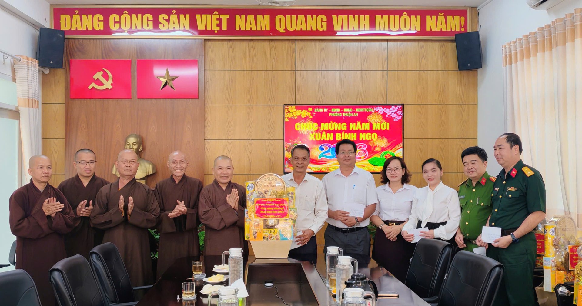 PHƯỜNG THUẬN AN: ĐOÀN PHẬT GIÁO TP.HỒ CHÍ MINH LIÊN PHƯỜNG THĂM VÀ CHÚC MỪNG XUÂN NĂM 2026 VỚI ĐỊA PHƯƠNG