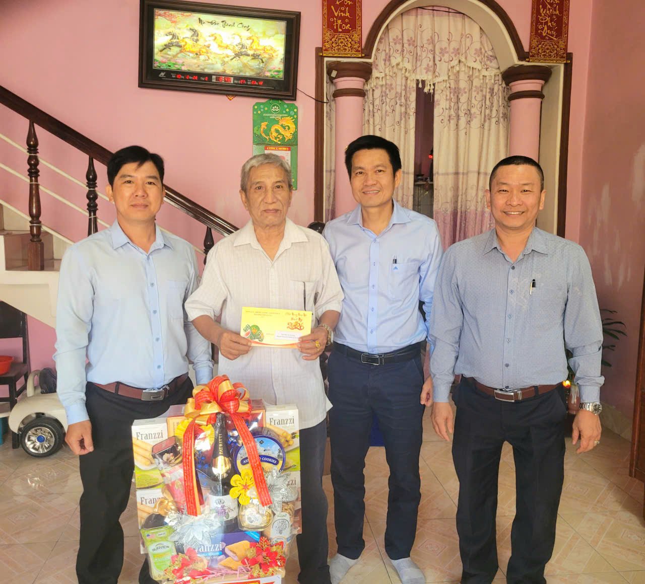 THĂM HỎI CÁC ĐỒNG CHÍ NGUYÊN LÃNH ĐẠO QUA CÁC THỜI KỲ NHÂN DỊP TẾT NGUYÊN ĐÁN XUÂN BÍNH NGỌ 2026