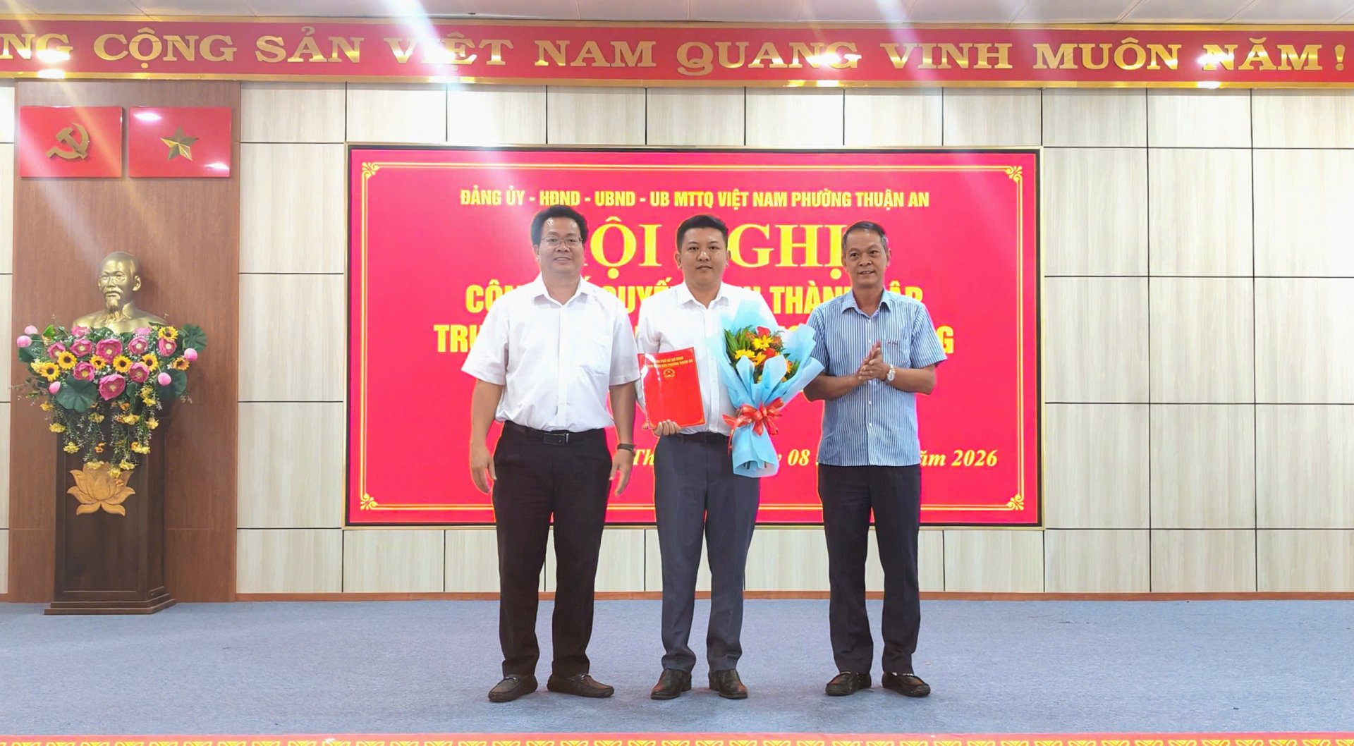 LỄ CÔNG BỐ QUYẾT ĐỊNH THÀNH LẬP TRUNG TÂM CUNG ỨNG DỊCH VỤ CÔNG PHƯỜNG THUẬN AN