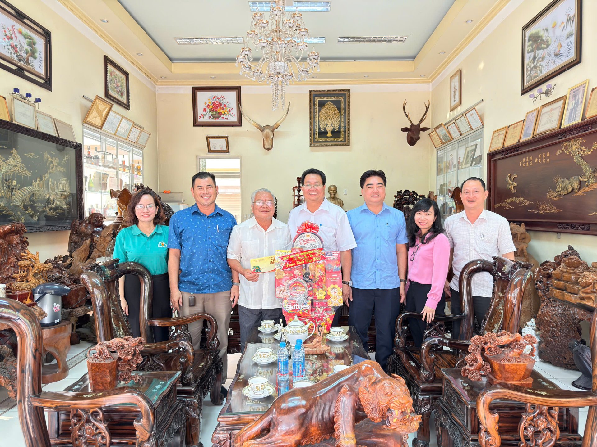 LÃNH ĐẠO ĐẢNG ỦY - HĐND - UBND - UBMTTQ VIỆT NAM THĂM TẶNG QUÀ NGUYÊN LÃNH ĐẠO TỈNH BÌNH DƯƠNG