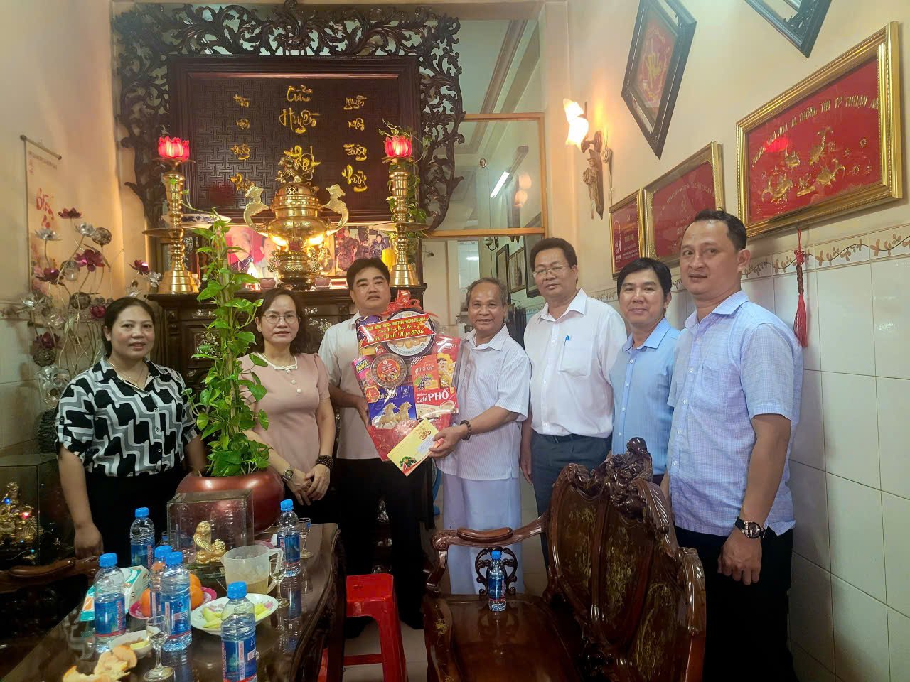 PHƯỜNG THUẬN AN THĂM HỎI, CHÚC TẾT NGUYÊN LÃNH ĐẠO VÀ GIA ĐÌNH CHÍNH SÁCH NGƯỜI CÓ CÔNG VỚI CÁCH MẠNG NHÂN DỊP TẾT NGUYÊN ĐÁN BÍNH NGỌ 2026