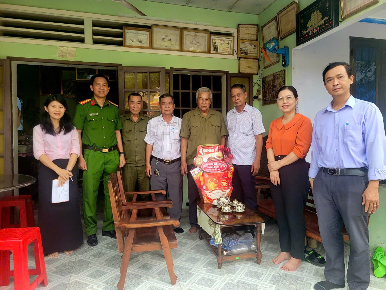 TỔ CHỨC THĂM, TẶNG QUÀ CÁC GIA ĐÌNH CHÍNH SÁCH TRÊN ĐỊA BÀN PHƯỜNG