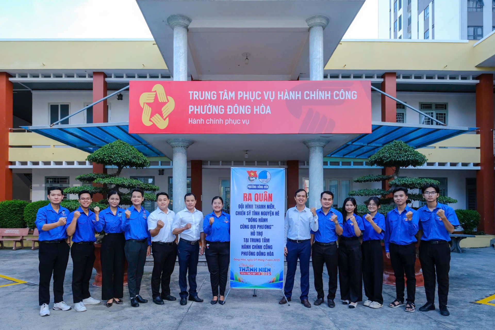 Đội hình thanh niên, chiến sĩ tình nguyện hè hỗ trợ "đồng hành cùng địa phương"