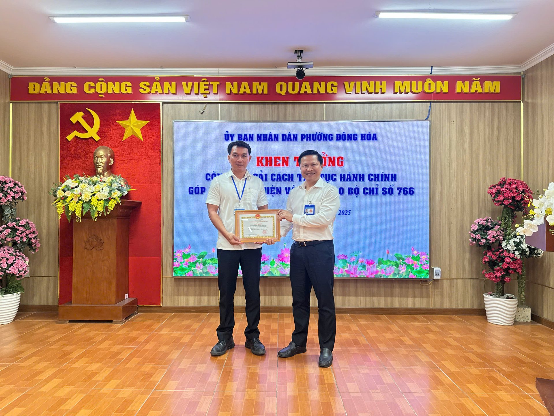 UBND PHƯỜNG ĐÔNG HÒA TỔ CHỨC KHEN THƯỞNG CÔNG TÁC CẢI CÁCH THỦ TỤC HÀNH CHÍNH NĂM 2025