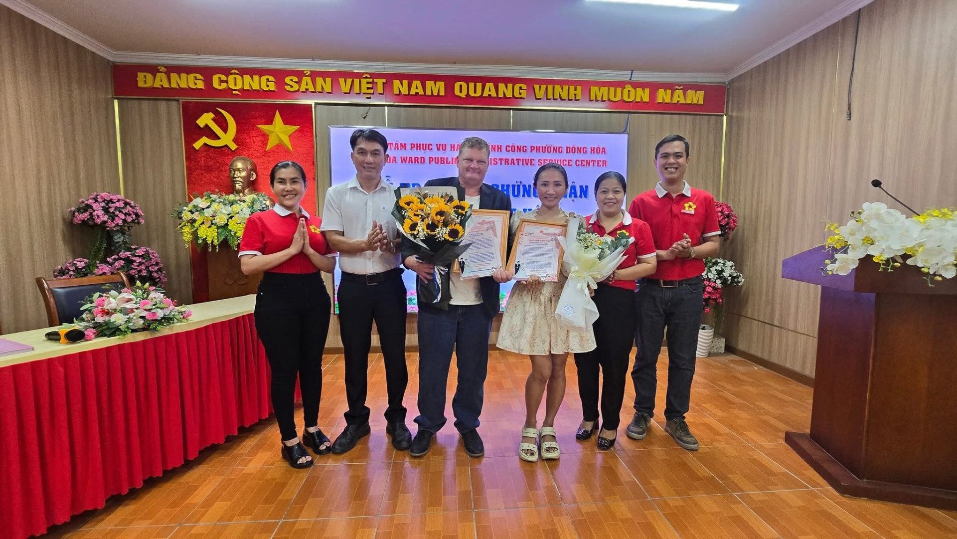 Tổ chức trao Giấy chứng nhận đăng ký kết hôn cho cặp đôi đầu tiên có yếu tố nước ngoài